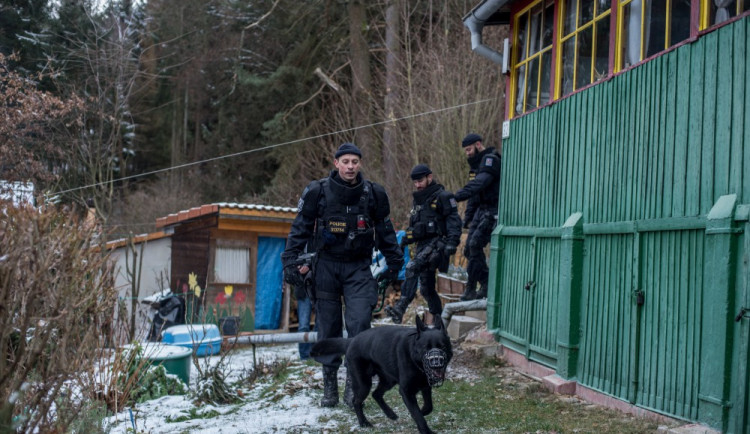 Policisté se svými čtyřnohými parťáky teď mnohem častěji kontrolují chaty a chalupy.