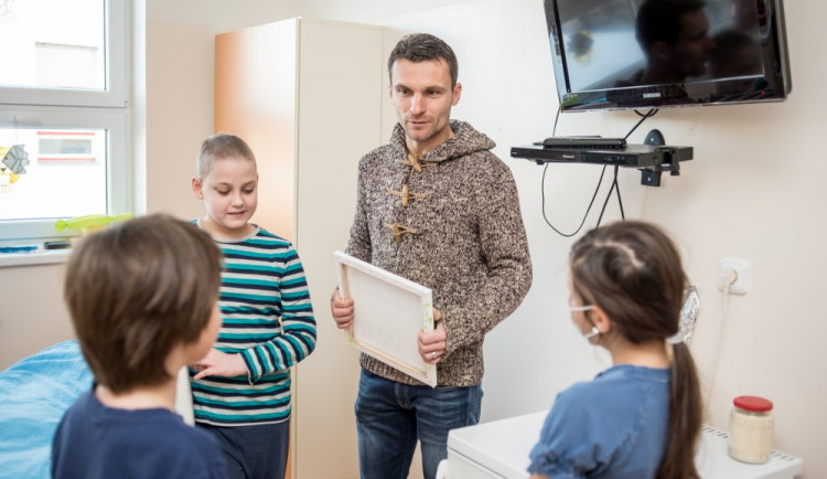 Dětské oddělení Nemocnice České Budějovice navštívil fotbalista David Lafata