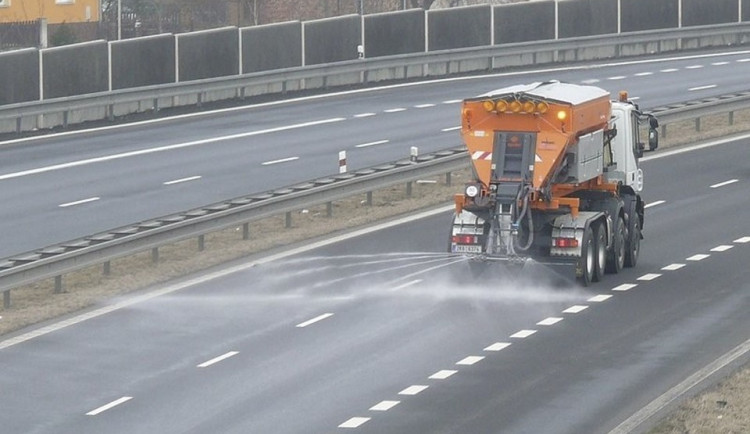 SJÍZDNOST: Silnice v jižních Čechách jsou sjízdné se zvýšenou opatrností