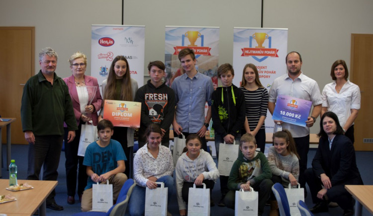 Zástupci vítězné školy spolu s náměstkem hejtmanky Zdeňkem Dvořákem
