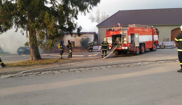 VIDEO: Při požáru stodoly v Radošovicích utrpěli dva lidé popáleniny