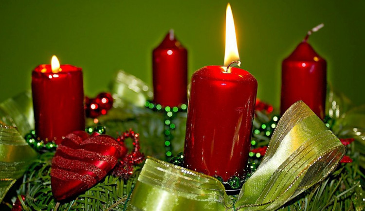 Adventní věnec patří k nejoblíbenějším vánočním dekoracím-