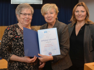 Spokojený zákazník Jihočeského kraje 2017. Ocenění z rukou hejtmanky Ivany Stráské převzala i Marie Kočová z Prodejny Obuv - Zlato.