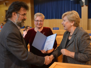 Spokojený zákazník Jihočeského kraje 2017. Ocenění z rukou hejtmanky Ivany Stráské převzal i majitel firmy Pospíšilovi - výroba keramiky a práce s dětmi.