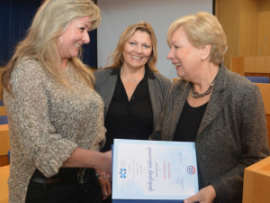 Spokojený zákazník Jihočeského kraje 2017. Ocenění z rukou hejtmanky Ivany Stráské převzala i Jana Havlenová z Cukrárny Viola.