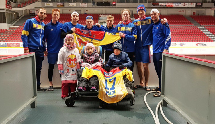 Setkání klientů centra Arpida s hokejisty HC Motor České Budějovice ve speciálních Arpida dresech, ve kterých hokejisté v pondělí 18. prosince odehrají jedinečný charitativní zápas.