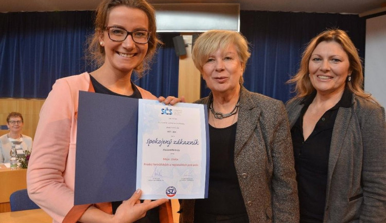 Spokojený zákazník Jihočeského kraje 2017. Ocenění z rukou hejtmanky Ivany Stráské převzala i provozovatelka písecké prodejny regionálních potravin Moje Lhota Tereza Hátleová