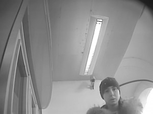 Policistům se podařilo zajistit kamerové záznamy lidí, kteří by mohli přispět k objasnění uvedeného případu. Kdo by poznal mladou ženu na několika fotografiích, kontaktujte je.