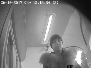 Policistům se podařilo zajistit kamerové záznamy lidí, kteří by mohli přispět k objasnění uvedeného případu. Kdo by poznal mladou ženu na několika fotografiích, kontaktujte je.