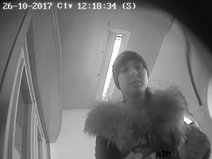 Policistům se podařilo zajistit kamerové záznamy lidí, kteří by mohli přispět k objasnění uvedeného případu. Kdo by poznal mladou ženu na několika fotografiích, kontaktujte je.