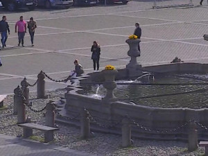 Policistům se podařilo zajistit kamerové záznamy lidí, kteří by mohli přispět k objasnění uvedeného případu. Kdo by poznal mladou ženu na několika fotografiích, kontaktujte je.
