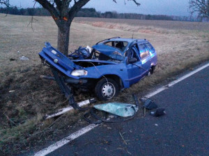 Při tragické dopravní nehodě u Milevska na Písecku zemřel v sobotu 16. prosince ráno dvacetiletý mladík. Jeho sedmnáctiletého spolujezdce s těžkým zraněním transportovali záchranáři do nemocnice vrtulníkem.