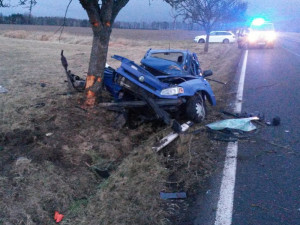 Při tragické dopravní nehodě u Milevska na Písecku zemřel v sobotu 16. prosince ráno dvacetiletý mladík. Jeho sedmnáctiletého spolujezdce s těžkým zraněním transportovali záchranáři do nemocnice vrtulníkem.