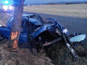 Při tragické dopravní nehodě u Milevska na Písecku zemřel v sobotu 16. prosince ráno dvacetiletý mladík. Jeho sedmnáctiletého spolujezdce s těžkým zraněním transportovali záchranáři do nemocnice vrtulníkem.