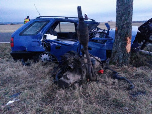 Při tragické dopravní nehodě u Milevska na Písecku zemřel v sobotu 16. prosince ráno dvacetiletý mladík. Jeho sedmnáctiletého spolujezdce s těžkým zraněním transportovali záchranáři do nemocnice vrtulníkem.