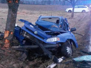 Při tragické dopravní nehodě u Milevska na Písecku zemřel v sobotu 16. prosince ráno dvacetiletý mladík. Jeho sedmnáctiletého spolujezdce s těžkým zraněním transportovali záchranáři do nemocnice vrtulníkem.