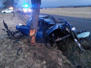 VIDEO: Po nárazu do stromu zemřel u Milevska dvacetiletý řidič