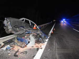 K čelní srážce nákladního automobilu tovární značky DAF a osobního vozu VW Polo došlo ve čtvrtek 14. prosince kolem šestnácté hodiny na hlavním silničním tahu I/20 na obchvatu Vodňan. Řidič osobního auta po několika dnech v nemocnici zemřel.