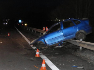 K čelní srážce nákladního automobilu tovární značky DAF a osobního vozu VW Polo došlo ve čtvrtek 14. prosince kolem šestnácté hodiny na hlavním silničním tahu I/20 na obchvatu Vodňan. Řidič osobního auta po několika dnech v nemocnici zemřel.