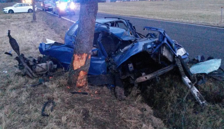 Při tragické dopravní nehodě u Milevska na Písecku zemřel v sobotu 16. prosince ráno dvacetiletý mladík. Jeho sedmnáctiletého spolujezdce s těžkým zraněním transportovali záchranáři do nemocnice vrtulníkem.