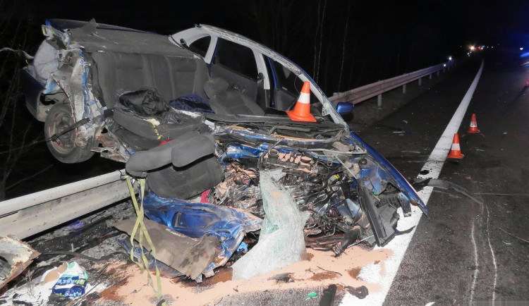 K čelní srážce nákladního automobilu tovární značky DAF a osobního vozu VW Polo došlo ve čtvrtek 14. prosince kolem šestnácté hodiny na hlavním silničním tahu I/20 na obchvatu Vodňan. Řidič osobního auta po několika dnech v nemocnici zemřel.