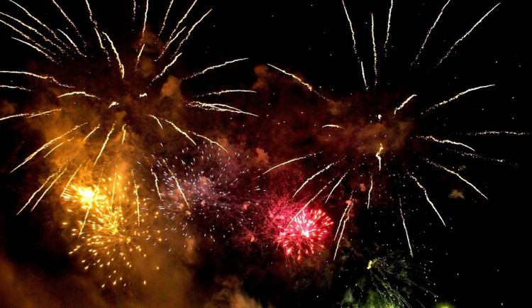 Mladíci si v noci na českobudějovickém sídlišti Máj uspořádali ohňostroj