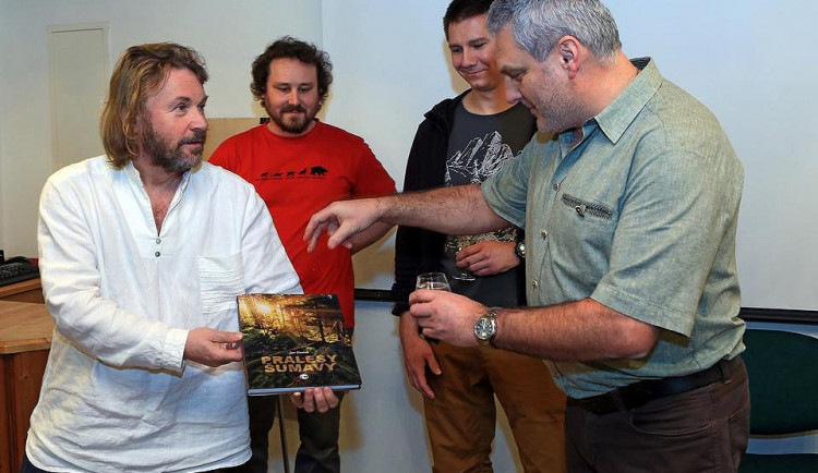 Křest knihy Pralesy Šumavy, zleva jsou: ředitel Správy Národního parku Šumava Pavel Hubený, autor knihy a mluvčí parku Jan Dvořák, fotograf Tomáš Čamra a kmotr knihy Miroslav Kříha - ředitel Lesního závodu Boubín Lesy České republiky.