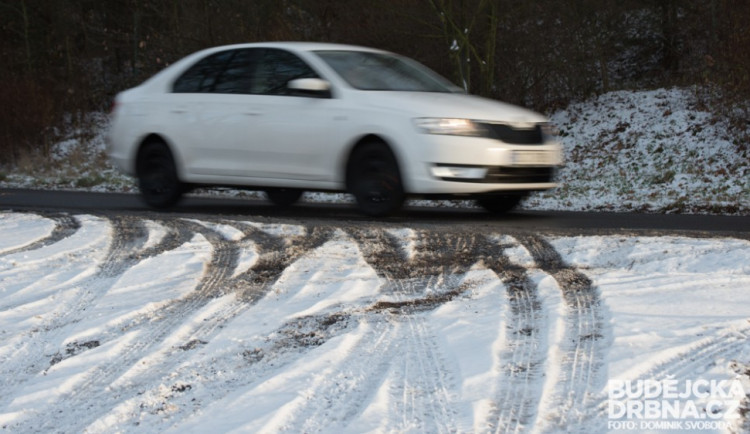 SJÍZDNOST: Na některých silnicích v jižních Čechách jsou zbytky sněhu
