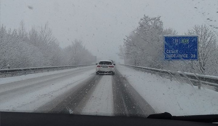 Sněhová nadílka komplikovala na jihu Čech dopravu