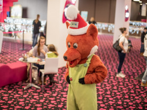 Lišák Fox bavil děti před představením