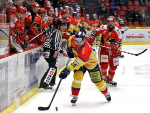 Petr Vampola obehrál Tomáše Divíška a míří podél hrazení na hostující branku