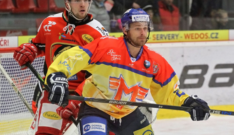 Motor hrál první třetinu utkání pro Arpidu ve speciálních dresech. Na snímku Lukáše Květoně střeží prostějovský Ladislav Havlík