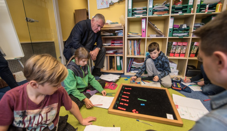 Děti jsou i při učení šťastné, neskrýval nadšení z montessori školy kandidát na prezidenta