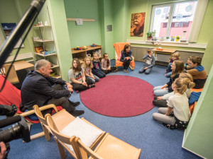 Vratislav Kulhánek v montessori škole Viva Bambini v Českých Budějovicích
