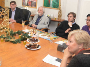 Na snímku (zprava) hejtmanka Ivana Stráská, studenti píseckého gymnázia Lam Le Sy a Martin Vokatý, ředitel píseckého gymnázia Petr Pícha, náměstek hejtmanky Pavel Hroch a její první náměstek Josef Knot.