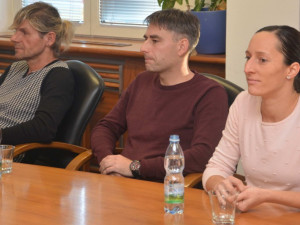 Hejtmanka Stráská před Vánoci ocenila dobrovolného hasiče  i trenérku karate