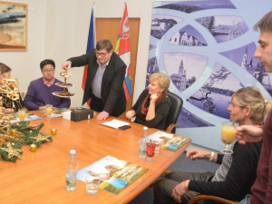 Hejtmanka Stráská před Vánoci ocenila dobrovolného hasiče  i trenérku karate