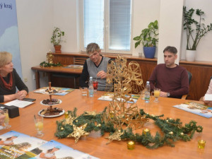 Hejtmanka Stráská před Vánoci ocenila dobrovolného hasiče  i trenérku karate