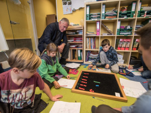Děti jsou i při učení šťastné, neskrýval nadšení z montessori školy kandidát na prezidenta
