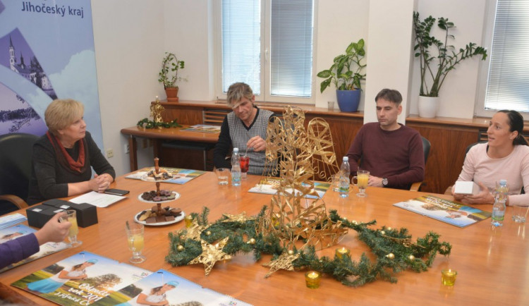 Na snímku (zleva) hejtmanka Ivana Stráská, pracovník JETE Libor Žlab, dobrovolný hasič Vlastimil Hembera a trenérka sportovní přípravky TJ Karate České Budějovice Dominika Hýsková.
