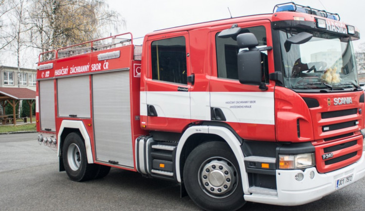 Osobní auto skončilo na Jindřichohradecku v rybníku. Mladý řidič v nemocnici zemřel