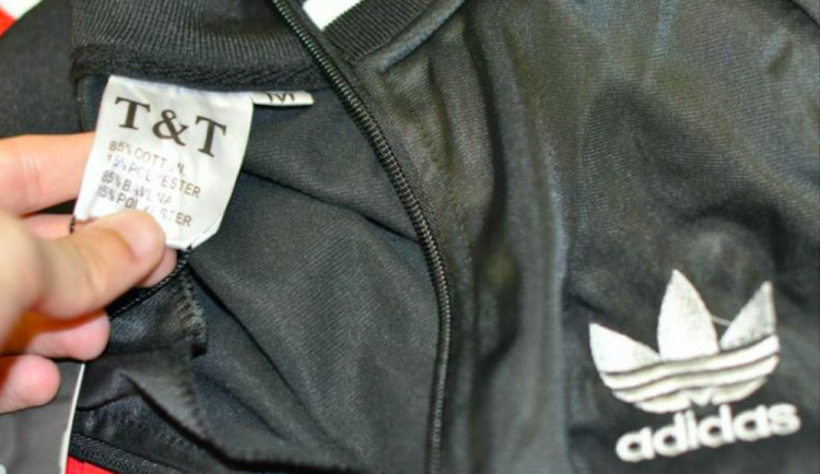 ČOI zabavila na tržnici ve Vyšším Brodě padělky za více než čtyři miliony korun