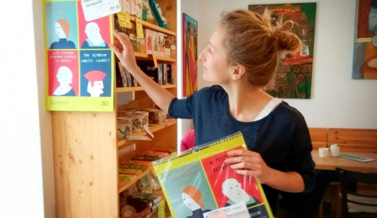 Anežka s kalendářem FOKUS ve Fér Café