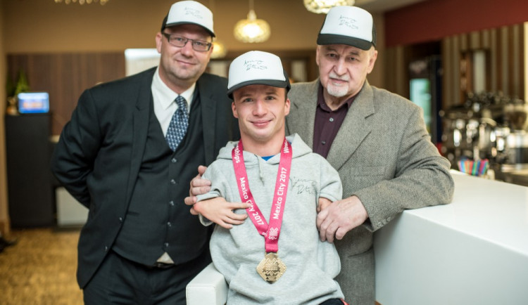 Arnošt Petráček si doplaval v mexických vodách pro světové zlato. Letos bude hlavně odpočívat. Na snímku je se svými trenéry Jiřím Filipem (vlevo) a Jiřím Dvořákem.