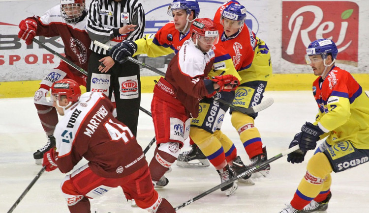 Situace po buly v obranném pásmu Motoru. Úspěšnější než Luboš Rob byl hostující útočník Filip Bajtek