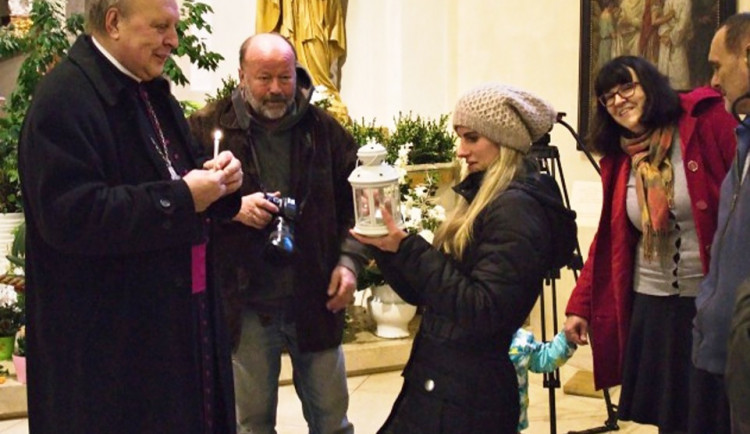 Z českobudějovické katedrály svatého Mikuláše si lidé odnášejí Betlémské světlo