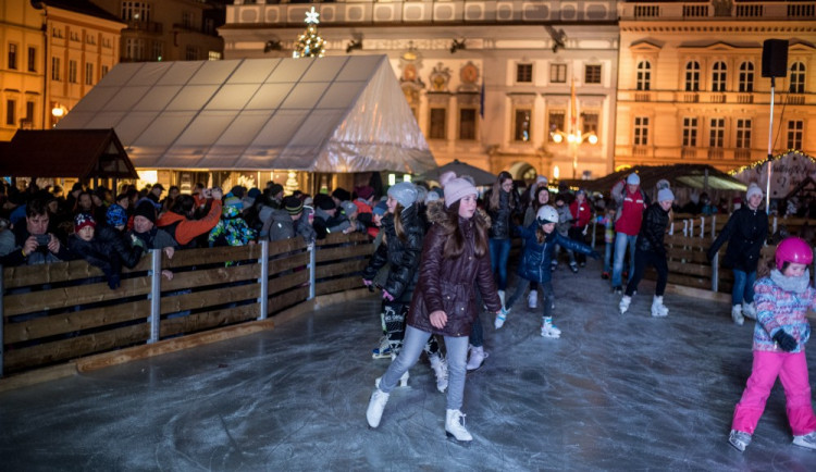 Novinka v podobě kluziště kolem Samsonovy kašny se stalo hitem letošního Českobudějovického adventu.
