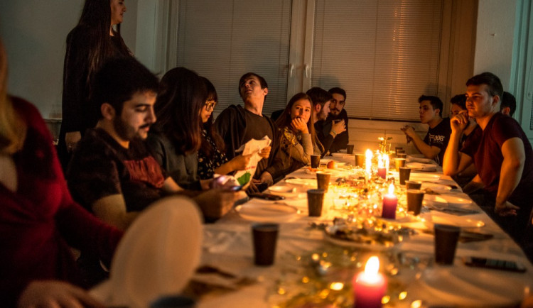 Zahraniční studenti na VŠTE se seznamovali s českými tradničními Vánoci.
