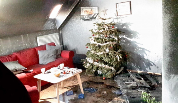 Na Boží hod vánoční napáchal oheň v bytě v budějcké Lidické třídě škodu za půl milionu korun