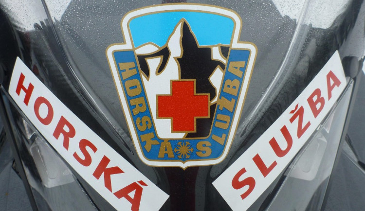Na Zadově se těžce zranila desetiletá holčička. Na saních vylétla ze sjezdovky